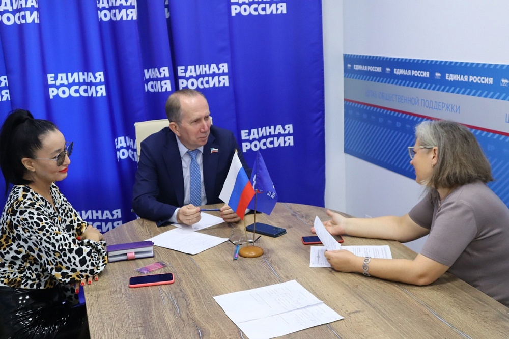 Игорь Седов решает проблемы астраханцев во время приемов