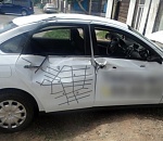 В Астрахани такси врезалось в жилой дом: пострадали трое пассажиров, в том числе ребенок