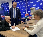 97-летний ветеран войны пришел в астраханский штаб, чтобы поставить подпись в поддержку Путина