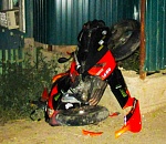 Под Астраханью мотоцикл врезался в забор: пострадал пассажир