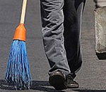 Хозяйка "резиновой квартиры" в астраханском поселке отправится подметать его улицы