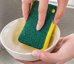 Выбросьте это немедленно: Роспотребнадзор рассказал, как опасны губки для посуды