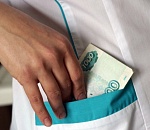 В Астрахани пошла под суд за взятку завотделением медколледжа