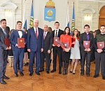 100 студентов получили губернаторские стипендии 
