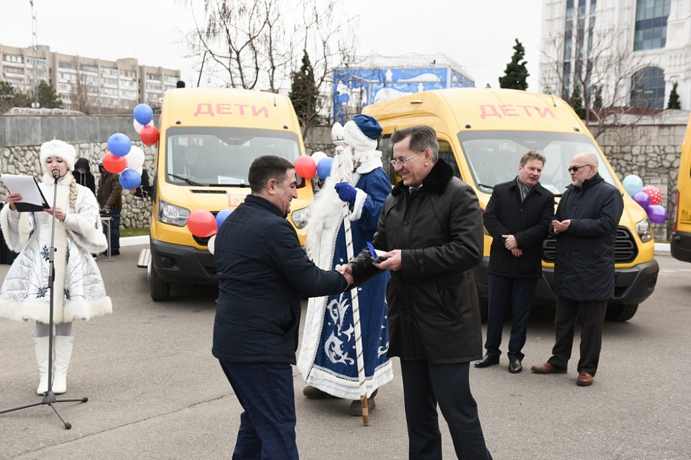 Астраханские школы и больницы получили новый автотранспорт