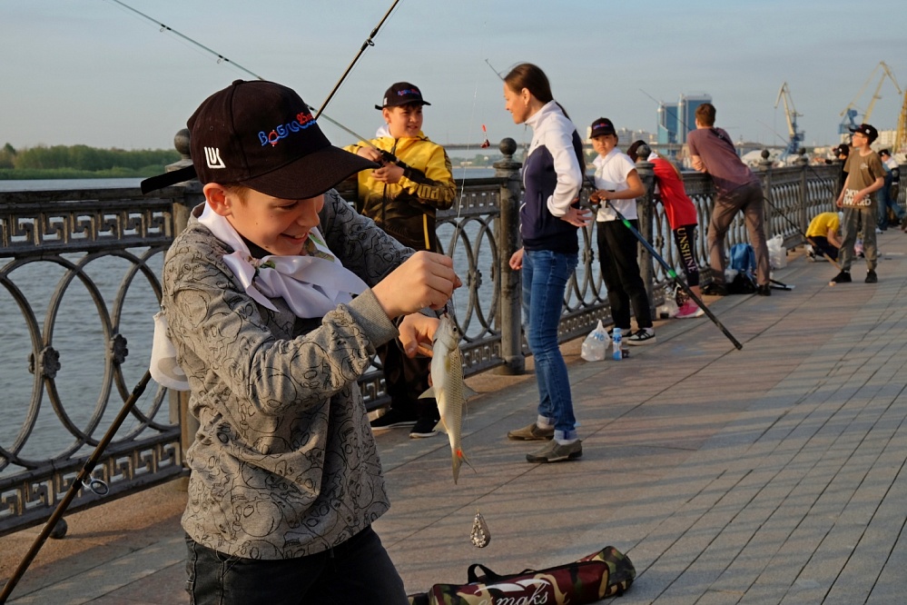 Рекорд юбилейного фестиваля "Вобла" в Астрахани - сто маленьких рыбаков. Фоторепортаж