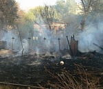 В крупном пожаре в Астрахани сгорел дом и 500 кв.м. сухой растительности