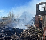 В Астрахани прямо сейчас тушат крупный пожар в частном секторе