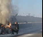 В Астрахани на мосту сгорела машина: видео