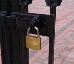 В Астрахани жильцов дважды горевшего дома "замуровали" строительным забором