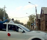 Водителя «Porsche» из свадебного кортежа, нарушившего ПДД, нашли