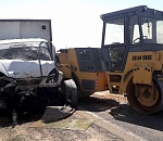 На астраханской трассе столкнулись грузовик и дорожный каток