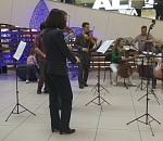 В астраханском торговом центре прошел музыкальный флешмоб