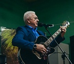 Бард Константин Маркелов спел на творческом вечере в АГУ