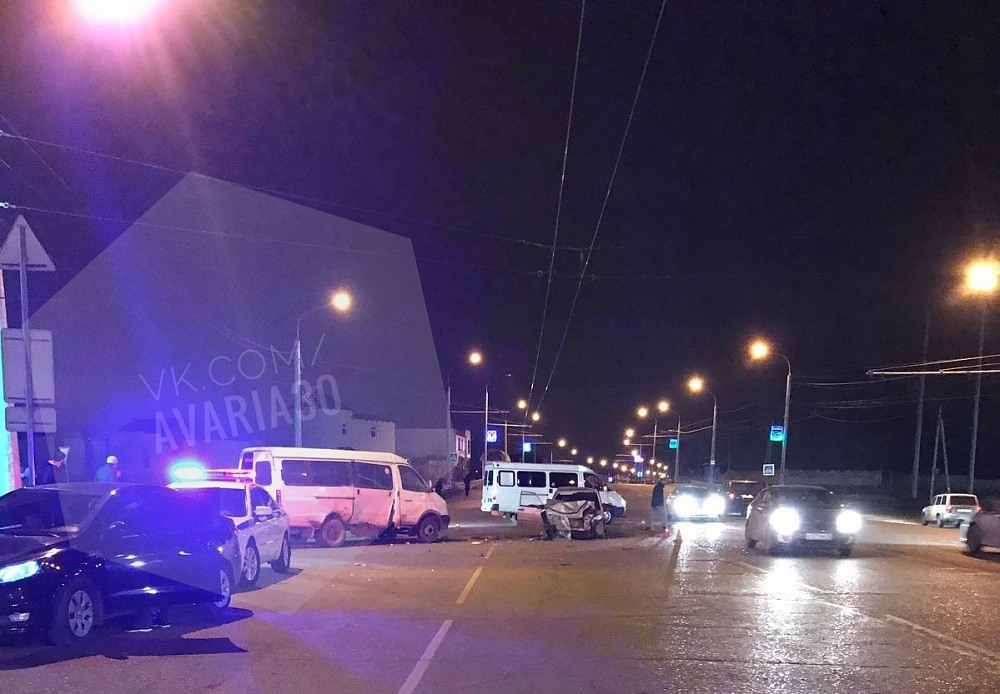 В Астрахани столкнулись легковушка и "Газель": один человек в больнице