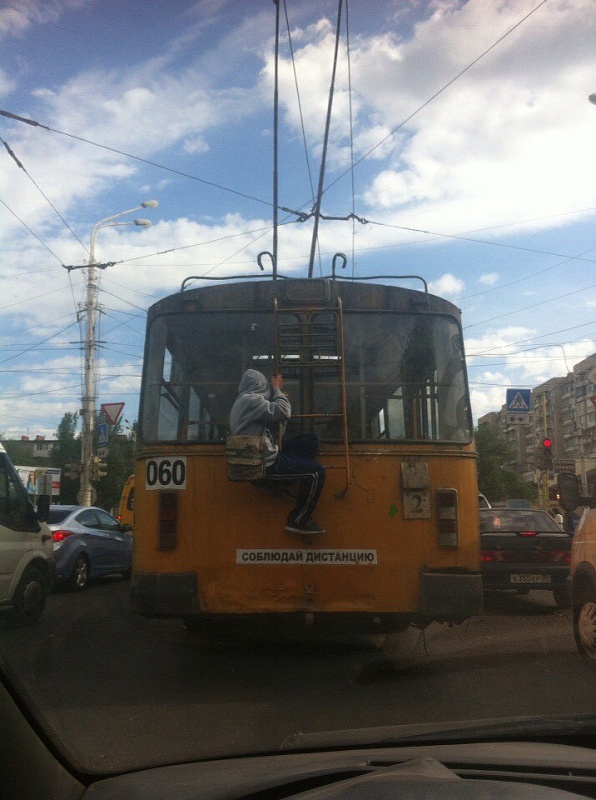 В Астрахани подросток, рискуя жизнью, прокатился снаружи троллейбуса