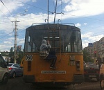 В Астрахани подросток, рискуя жизнью, прокатился снаружи троллейбуса