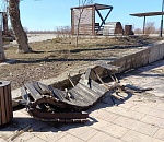 Вандалы устроили разгром новой астраханской набережной