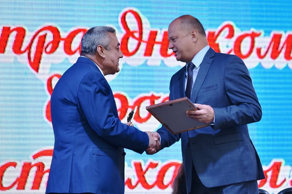 Спектакли под открытым небом, фестиваль мороженого, столичные звезды и праздничный салют – Астрахань встретила свой день рождения