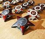 У астраханца изъяли старые сабли, шпаги, кортик, ордена и медали