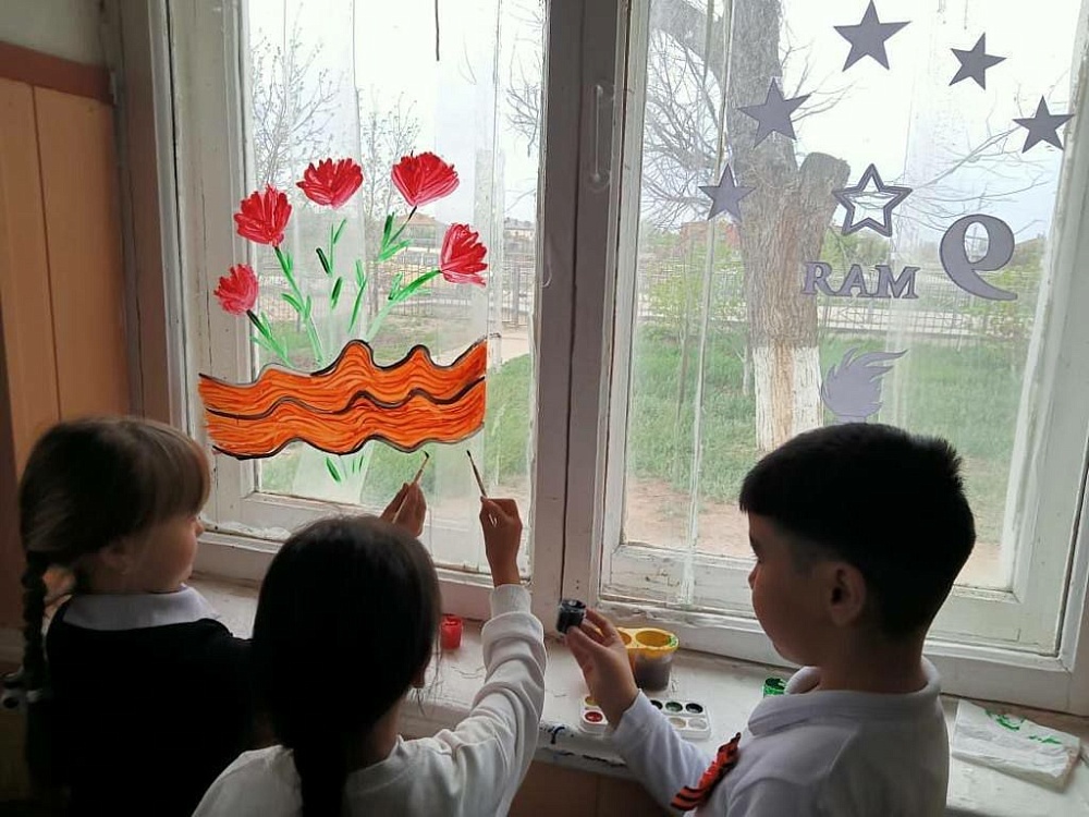 Школьники Володарского района присоединились к Всероссийской акции «Окна Победы»
