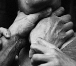 Пьяный астраханец чуть не задушил полицейского