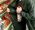 Астраханец дважды за день обокрал продуктовый магазин