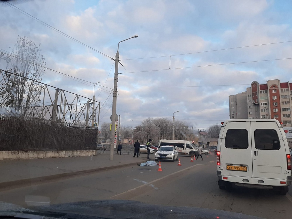 В Астрахани у Ленты молодой водитель насмерть сбил женщину