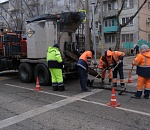 Пока не треснули по швам: ямы на дорогах Астрахани начали латать литым асфальтом 