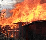 За половину суток на севере и юге Астраханской области сгорели две хозпостройки