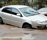 В Астрахани асфальт поглотил еще одну машину