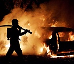 В Астрахани сгорел автомобиль: пострадали два человека