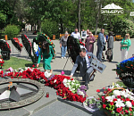 Участники астраханского клуба «Эльбрус» возложили цветы к мемориалам воинов