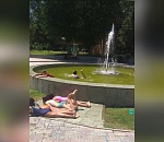 Фото дня: маленькие астраханцы организовали пляж у фонтана