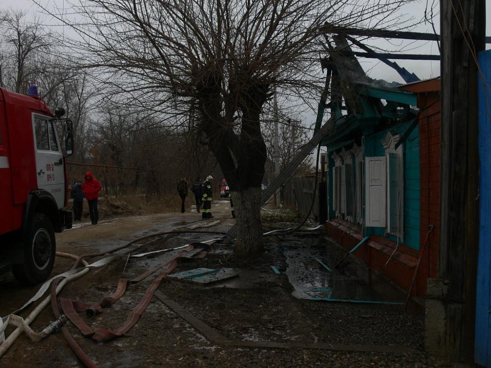 В Астрахани сгорел жилой дом: спасено 7 человек