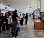 Выставку «Пернатые путешественники» открыли на железнодорожном вокзале Астрахани