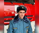 В Астрахани пожарный спас из горящей квартиры двух пожилых людей