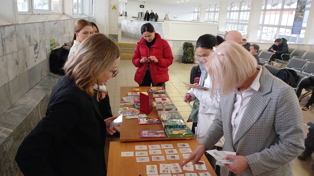 Предпраздничную акцию для пассажиров провели на астраханском вокзале 
