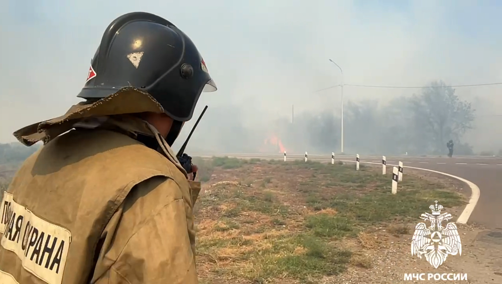Астраханские огнеборцы ликвидируют пожар по повышенному номеру вызова