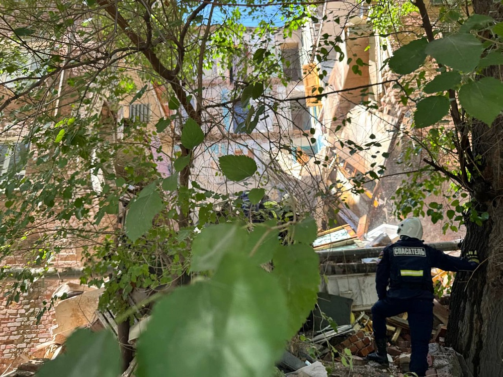 Под завалами частично рухнувшего дома в Астрахани ищут возможных пострадавших