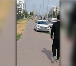 Астраханская полиция нашла и наказала любителя парковать свой автомобиль на тротуаре 