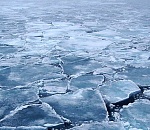 В Астрахани автомобиль провалился под лед