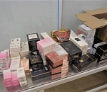 Астраханские таможенники изъяли у пассажирки в волгоградском аэропорту ﻿72 коробки туалетной воды без декларации