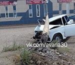 В Астрахани "семерка" протаранила столб, столб упал на машину