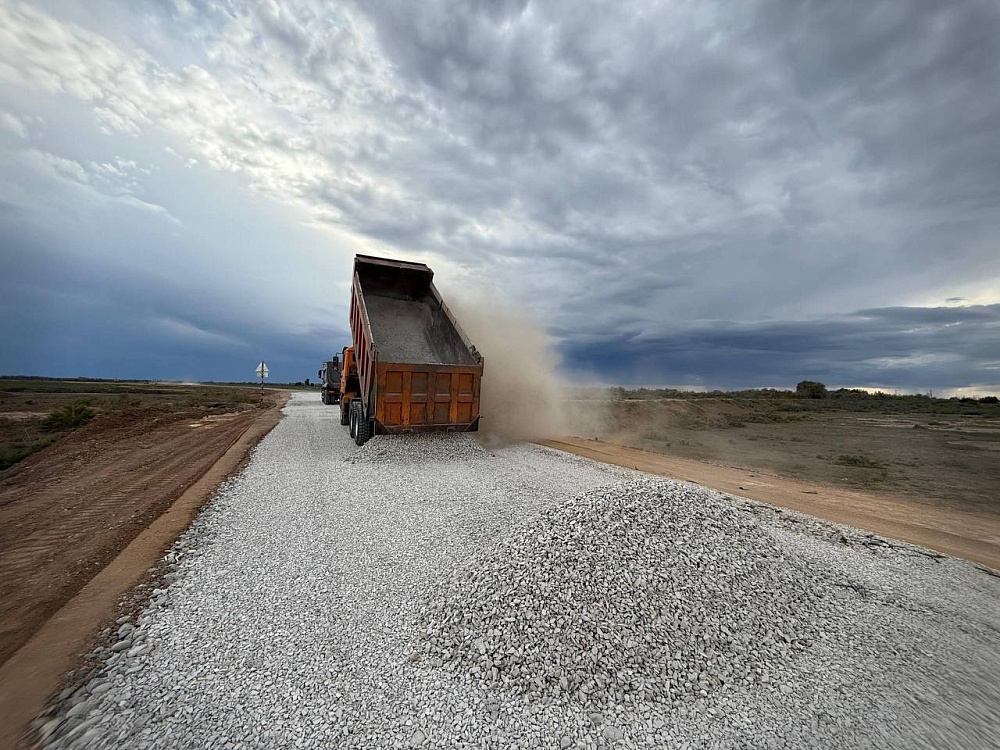 В Астраханской области укладывают дорогу, ведущую к райцентру