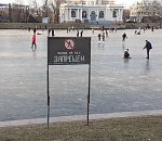 Астраханцев предупреждают - лед на каналах непрочный 