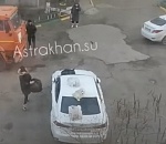 Астраханка разбросала мусор по району в отместку соседям, завалившим ее Лексус отходами: видео
