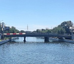 На Троицком мосту в Астрахани установили временное ограждение вместо снесенного во время ДТП