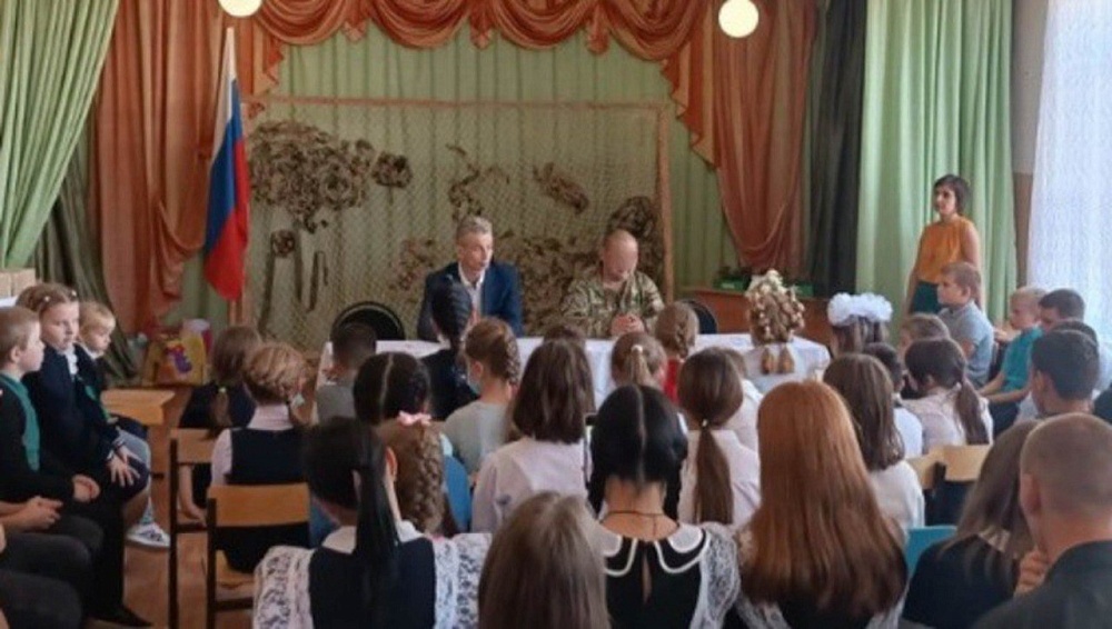 Астраханский боец навестил школьницу, которая прислала на передовую рисунок 