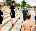 В Астрахани составляют протоколы на родителей, чьи дети купаются без присмотра 